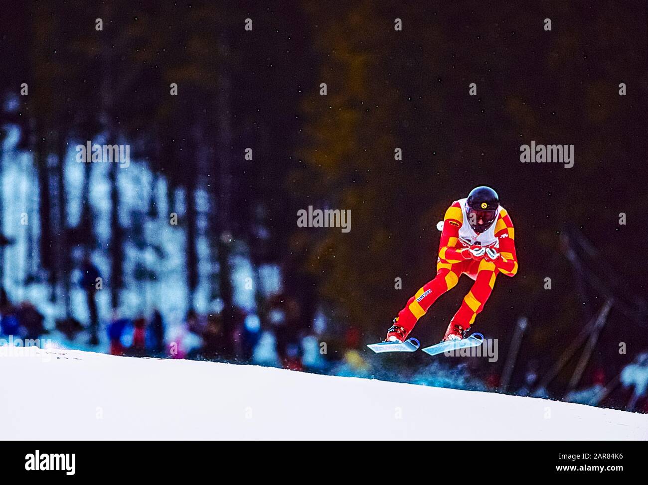 Pirmin Zürbriggen aus der Schweiz gewinnt bei den Olympischen Winterspielen 1988 die Goldmedaille in der Abfahrt. Stockfoto