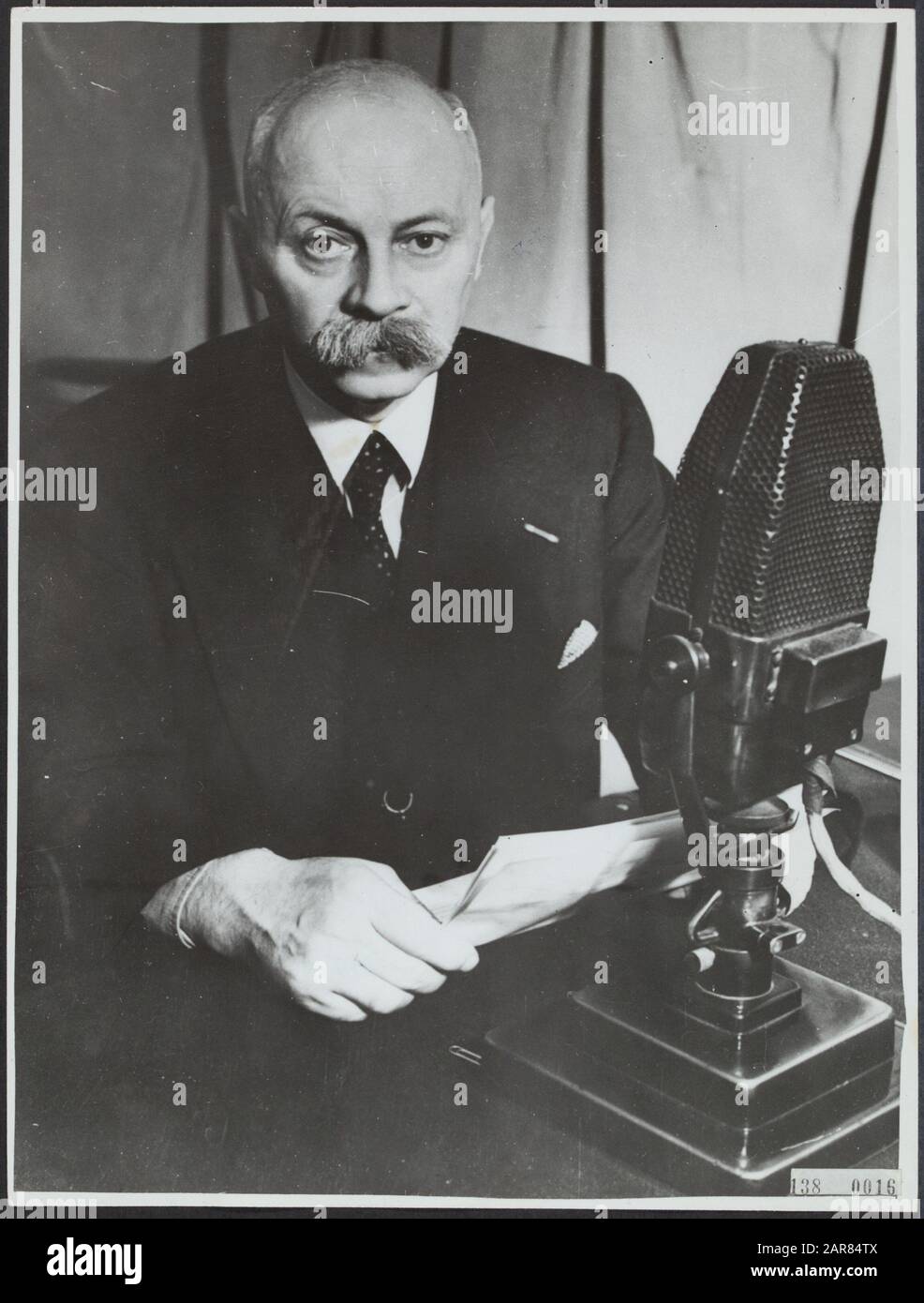 P.S. Gerbrandy (1885-1961). Präsident des Ministerrates 1940-1945. Justizminister 1939-1942. Minister für Allgemeine Kriegsführung 1942-1945. Mitglied des Hauses 1948-1959 Anmerkung: Für das Mikrofon der BBC für eine Sendung für Südafrika Datum: Undatierter Ort: London Schlüsselwörter: Regierungsfunktionen, Justiz, Kolonien, Minister, Ministerpräsidenten persönlicher Name: Gerbrandy, Pieter Sjoerd Stockfoto