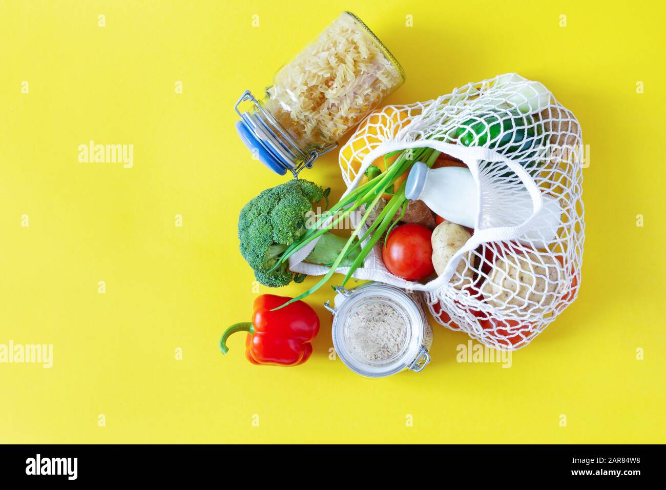 Netztasche aus Baumwolle für Lebensmittel mit Obst und Gemüse. Kein Abfall, kein Kunststoffeinkauf. Nachhaltiges Lifestyle-Konzept. Recycling. Stockfoto