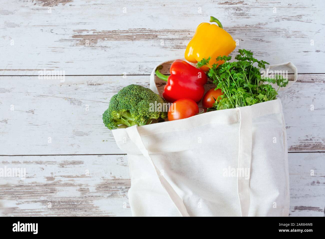 Umweltfreundliche Tasche aus Baumwolle für Lebensmittel mit Gemüse. Kein Abfall, kein Kunststoffeinkauf. Nachhaltiges Lifestyle-Konzept. Recycling. Stockfoto