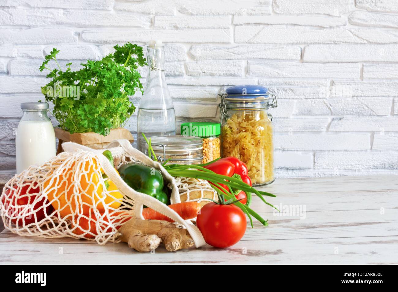 Netztasche aus Baumwolle für Lebensmittel mit Obst und Gemüse. Kein Abfall, kein Kunststoffeinkauf. Nachhaltiges Lifestyle-Konzept. Recycling. Stockfoto