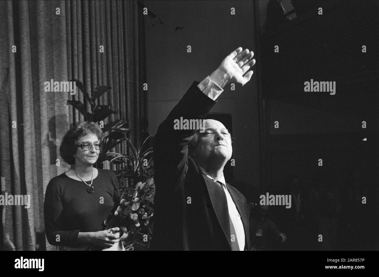 PvdA-Kongress; den Uyl dankt für den Applaus neben seiner Trauer Liesbeth Datum: 15. Oktober 1977 Stichwörter: Kongresse persönlicher Name: Uyl, Joop den, Uyl, Liesbeth den Stockfoto