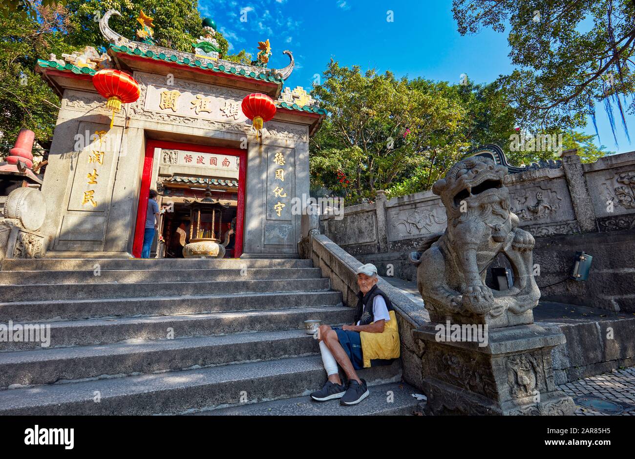 Der alte Mann bittet um Geld im Pavillon des A-Ma Tempels. Macau, China. Stockfoto