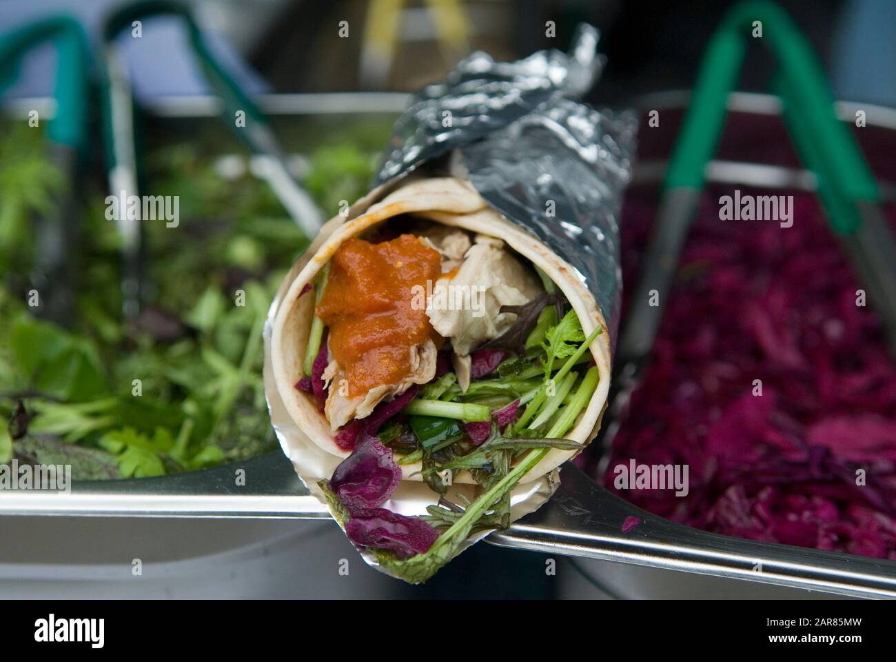 Fast Take Away Food Free Range Huhn und Salat serviert auf einem Farmers Market Highgate London UK. Fosse Meadows Farm Rotisserie Free Range Huhn 2010s HOMER SYKES Stockfoto