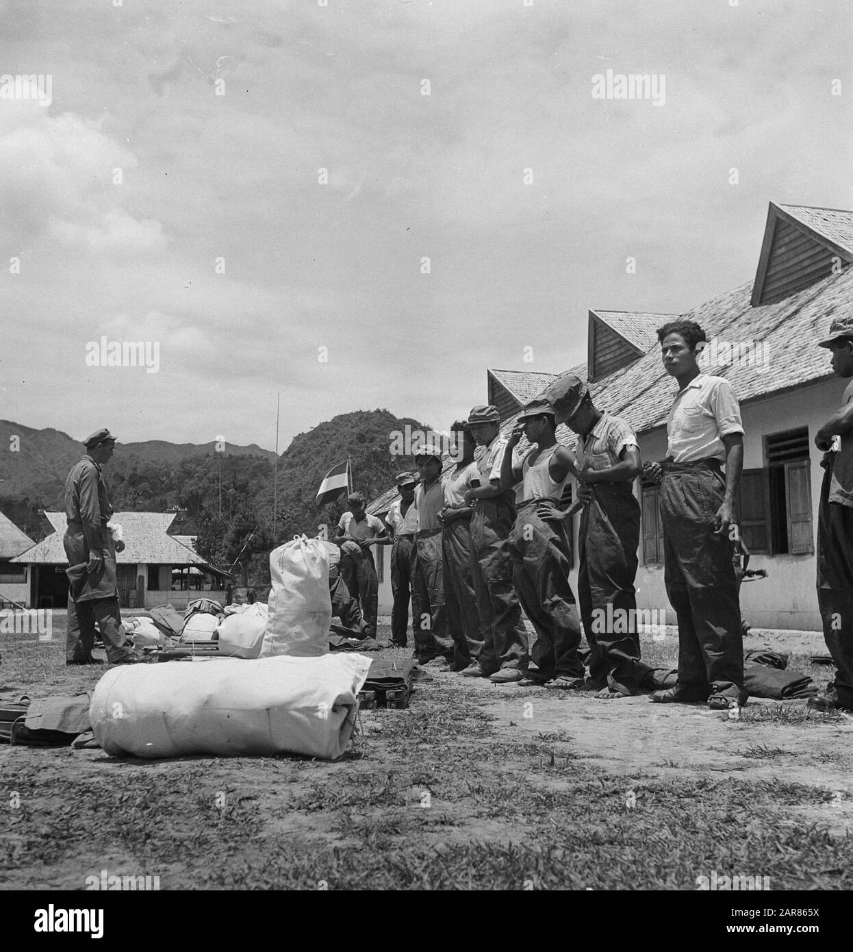 Ausbildung des Infanteriedepots KNIL Rantepao (Celebes) Rantepao eine Stadt mitten in Celebes [Hauptstadt der Toradja-Länder], hat nur den Namen des Ausbildungsinstituts für die dort ansässigen Rekruten erhalten. Besondere Aufmerksamkeit gilt der unbewaffneten Selbstverteidigung. Neue Rekruten sind in Rantepao beim Depot-Bataillon angekommen. Sie sind nicht groß, was den Forier zur Verzweiflung bringt, denn ihre Hose ist allzu groß. Datum: 4. November 1948 Ort: Indonesien, Niederländische Ostindien Stockfoto