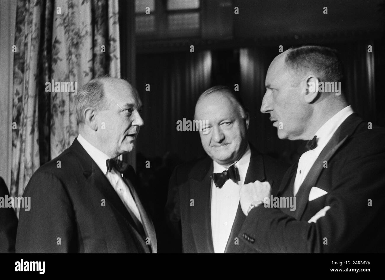 Regierungsessen für NATO-Konferenz im Kurhaus in Scheveningen, v. l.n.r. Dean Rusk, Butler, Luns Datum: 13. Mai 1964 Standort: Scheveningen, Zuid-Holland Schlüsselwörter: Konferenzen persönlicher Name: Butler, Luns, J.A.M. H., Luns, Joseph, Rusk, Dean Institution Name: NATO Stockfoto