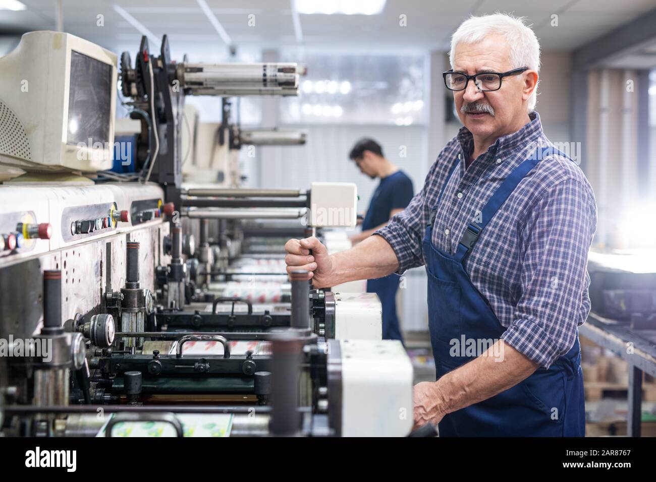 Bedienen der Druckmaschine Stockfoto