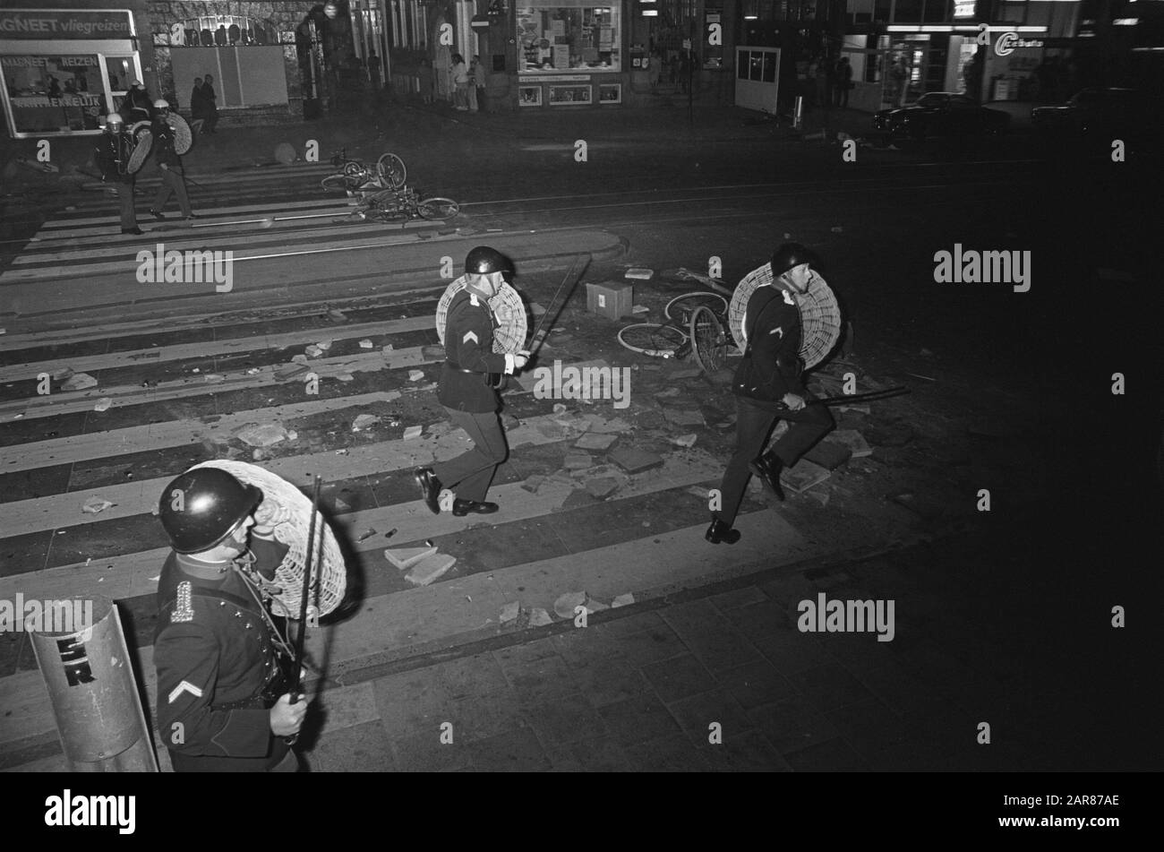 Krawalle in Amsterdam in der Nähe des Dam Square; NR. 26: Agenten mit Helm und Schild Datum: 26. August 1970 Standort: Amsterdam, Noord-Holland Schlüsselwörter: RELLES, Agenten Stockfoto