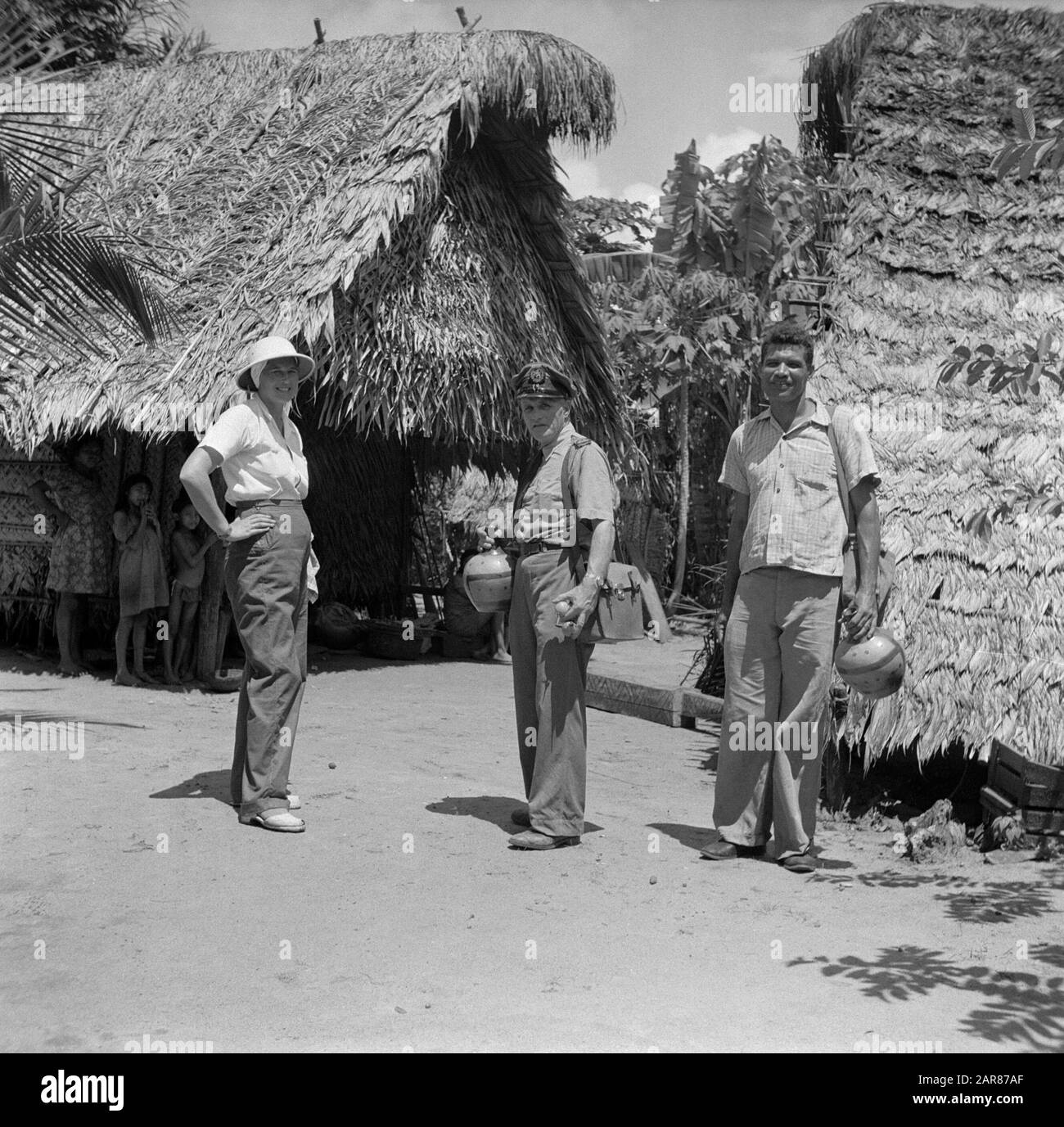 Reisen Sie nach Suriname und zu den niederländischen Antillen, Begleitung von Van de Poll im indischen Dorf Pierrekondre Datum: 1947 Ort: Pierrekondre, Suriname Schlüsselwörter: Wohnen Stockfoto