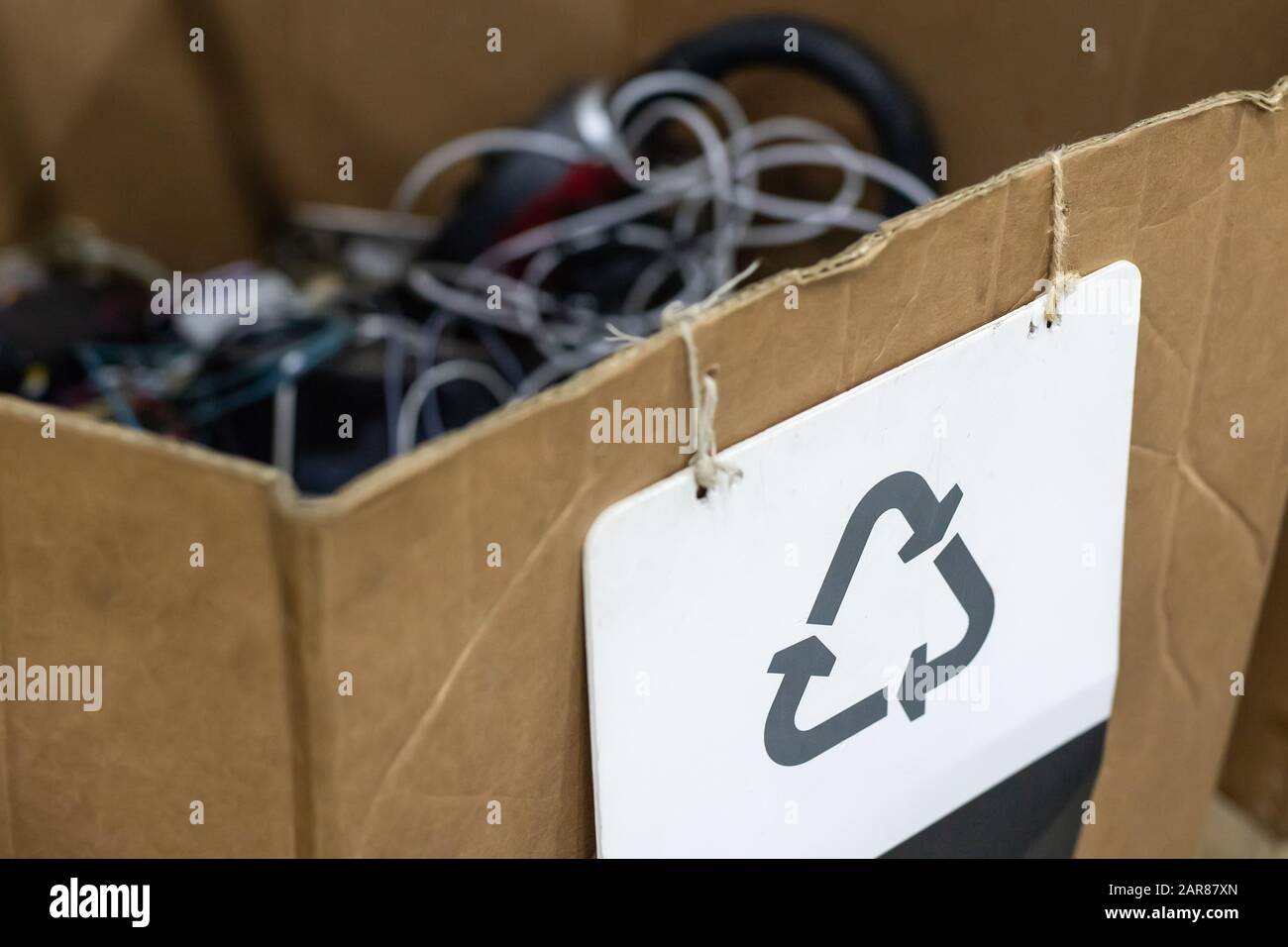 Karton mit Recycling-Schild für Papierblätter. Sammelstelle für  ausrangierte kaputte Haushaltsgeräte. Wiederverwendbare Abfälle und  Abfallrettung Stockfotografie - Alamy