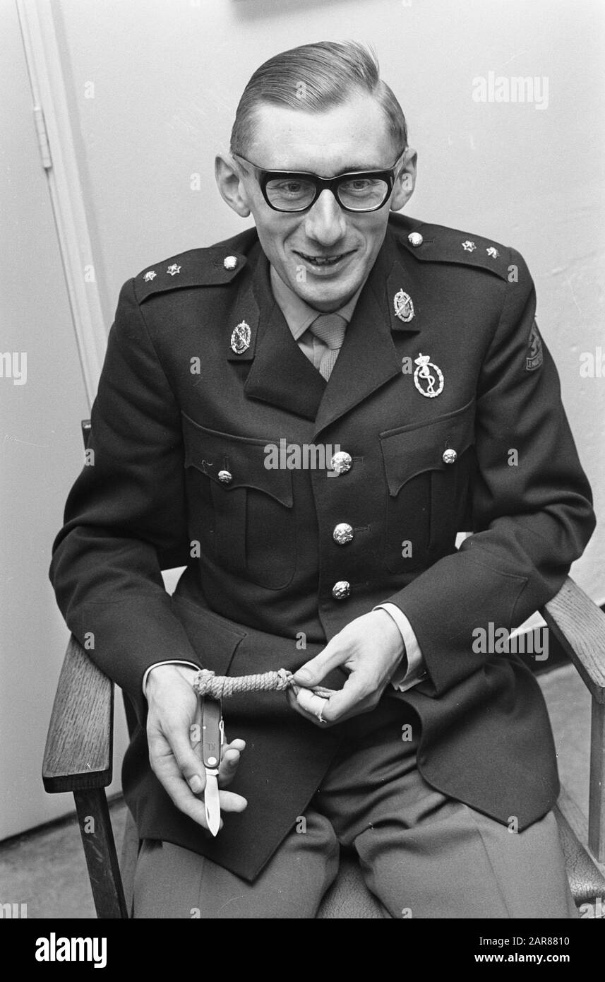 Nachdem er in seinen Gebücken erwürgt hatte, rettet Sergeant J. Dijkstra seinen Kollegen, K. Koelewijn durch eine Notoperation mit einem Taschenmesser in der Princess Margriet Baracke in der Wezep Reserve Oberstleutnant J. Dijkstra mit dem Taschenmesser, mit dem er die Operation durchgeführt hat Datum: 20. Oktober 1966 Ort: Gelderland, Wezep Schlüsselwörter: Ärzte, Chirurgie, Militailen, Taschenmesser Personenname: Dijkstra, J. Stockfoto