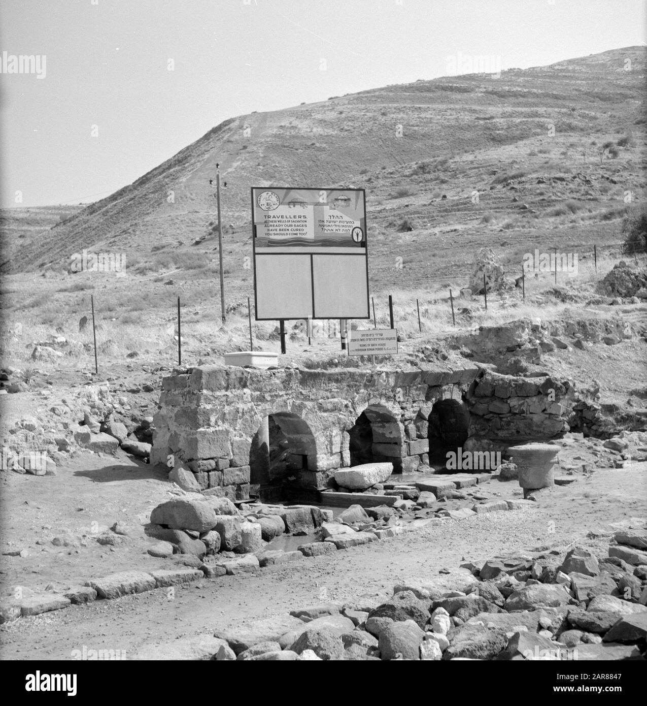 Überreste eines antiken Badehauses und einer Plakattafel für die Heilbäder in Tiberias Datum: Undatierter Ort: Israel, Tiberias Schlüsselwörter: Bäder, Medizin, Geschichte, Plakate, Ruinen, Wasserquellen Stockfoto