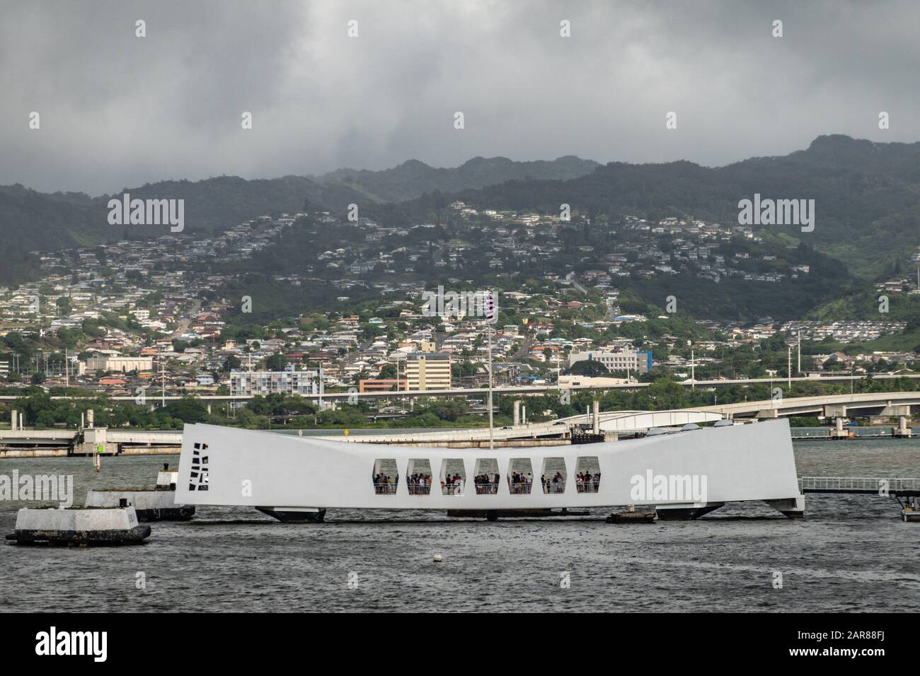 Oahu, Hawaii, USA. - 10. Januar 2020: Pearl Harbor. White USS Arizona Memorial und Ford Island Bridge in Back. Green Hills mit weißen Gebäuden unter Stockfoto