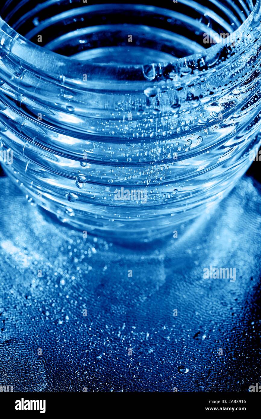 Textur mit Wassertropfen.Durst und seine löschend. Tropfen Honig auf das Glas. Klassisches Blau. Der Trend 2020. Stockfoto