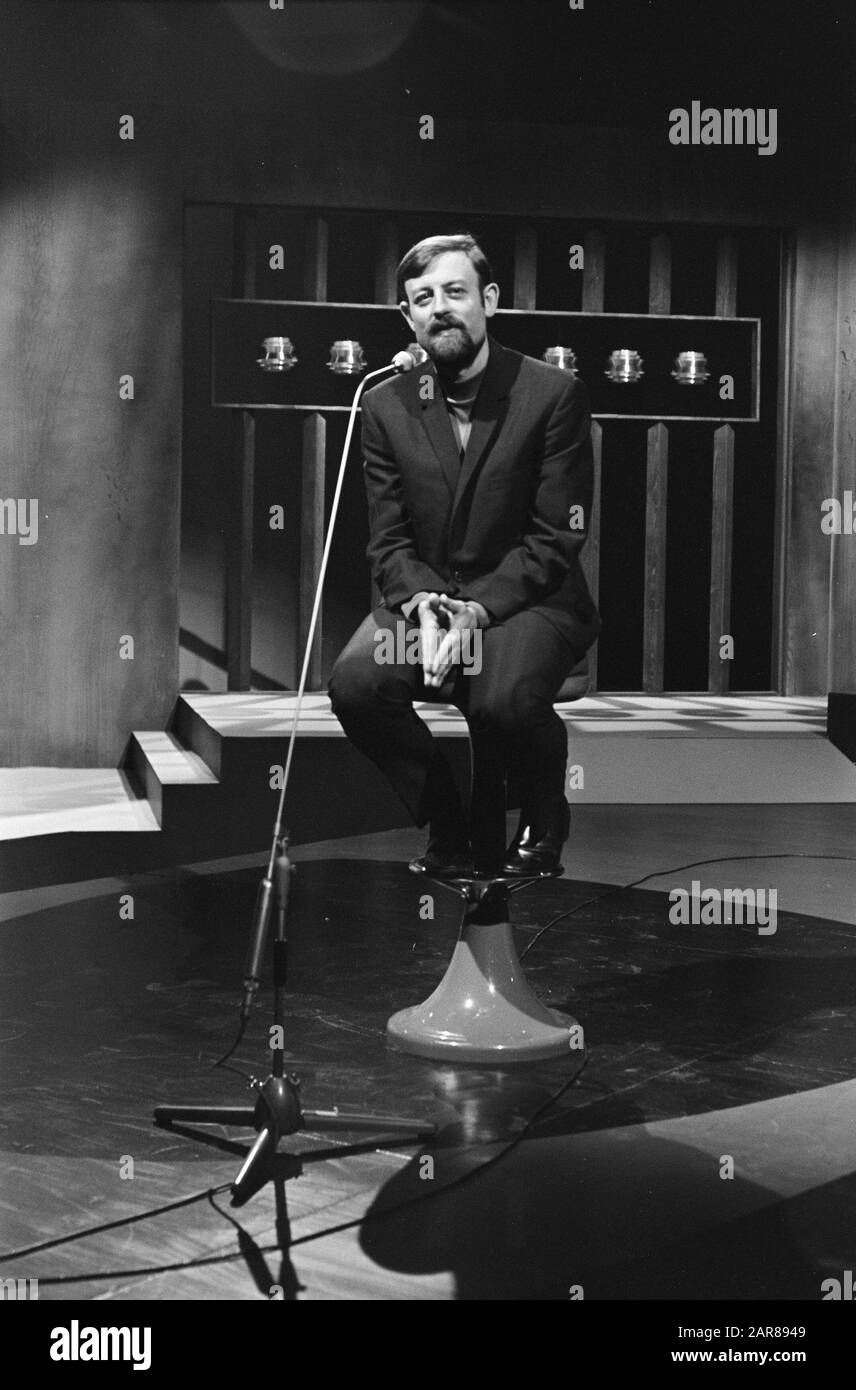 TV-Show Trio Roger Whittaker singt Anmerkung: Tonia, Pseudonym von Arlette Antonia Dominicus, Kandidat Eurovision Song Contest 1966 Datum: 11. September 1968 Schlagwörter: Unterhaltungsprogramme, Porträts, Sänger Personenname: Whittaker, Roger Stockfoto