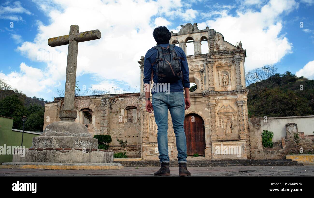 Junge, der in der Einsiedelei von Santa Isabel steht. Die Struktur des Tempels erlitt die Erdbeben von 1717, 1773, 1917 und 1976. Antigua, Guatemala 2019 Stockfoto