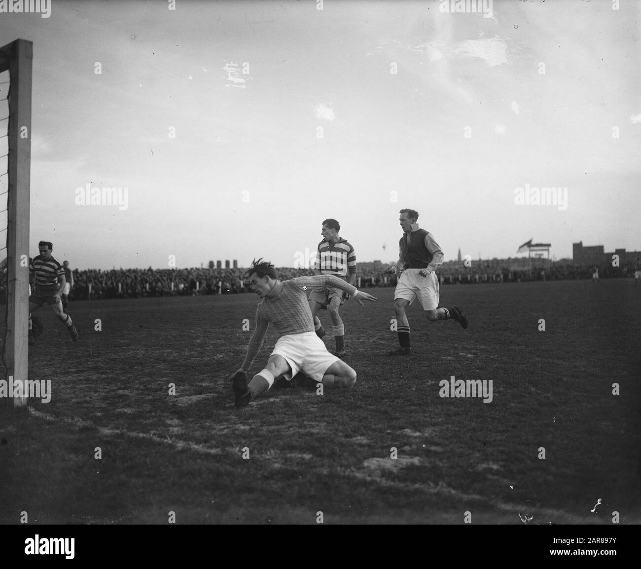 Xerxes gegen Ajax 2-1.Goal Ajax Datum: 31. Januar 1948 Ort: Rotterdam-Schlüsselwörter: Name der Fußballeinrichtung: Xerxes Stockfoto