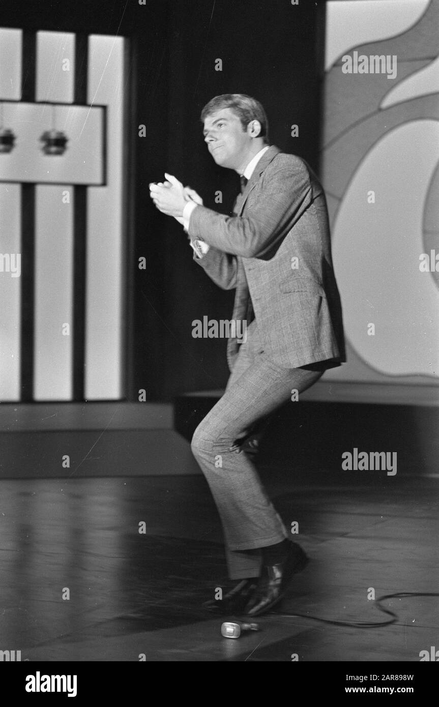 TV-Show Trio Ronnie Tober handelt von Annotation: Marginal 7 Negativstreifen: Roger Whittaker Datum: 11. September 1968 Schlagwörter: Unterhaltungsprogramme, Sänger Personenname: Tober, Ronnie Stockfoto