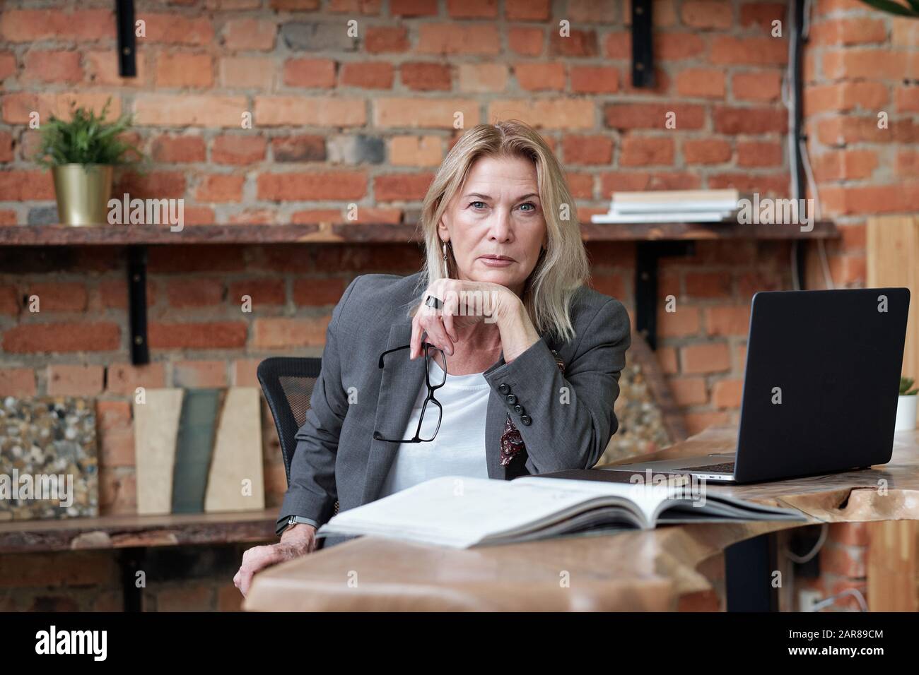 Reife Buchhalterin Stockfoto