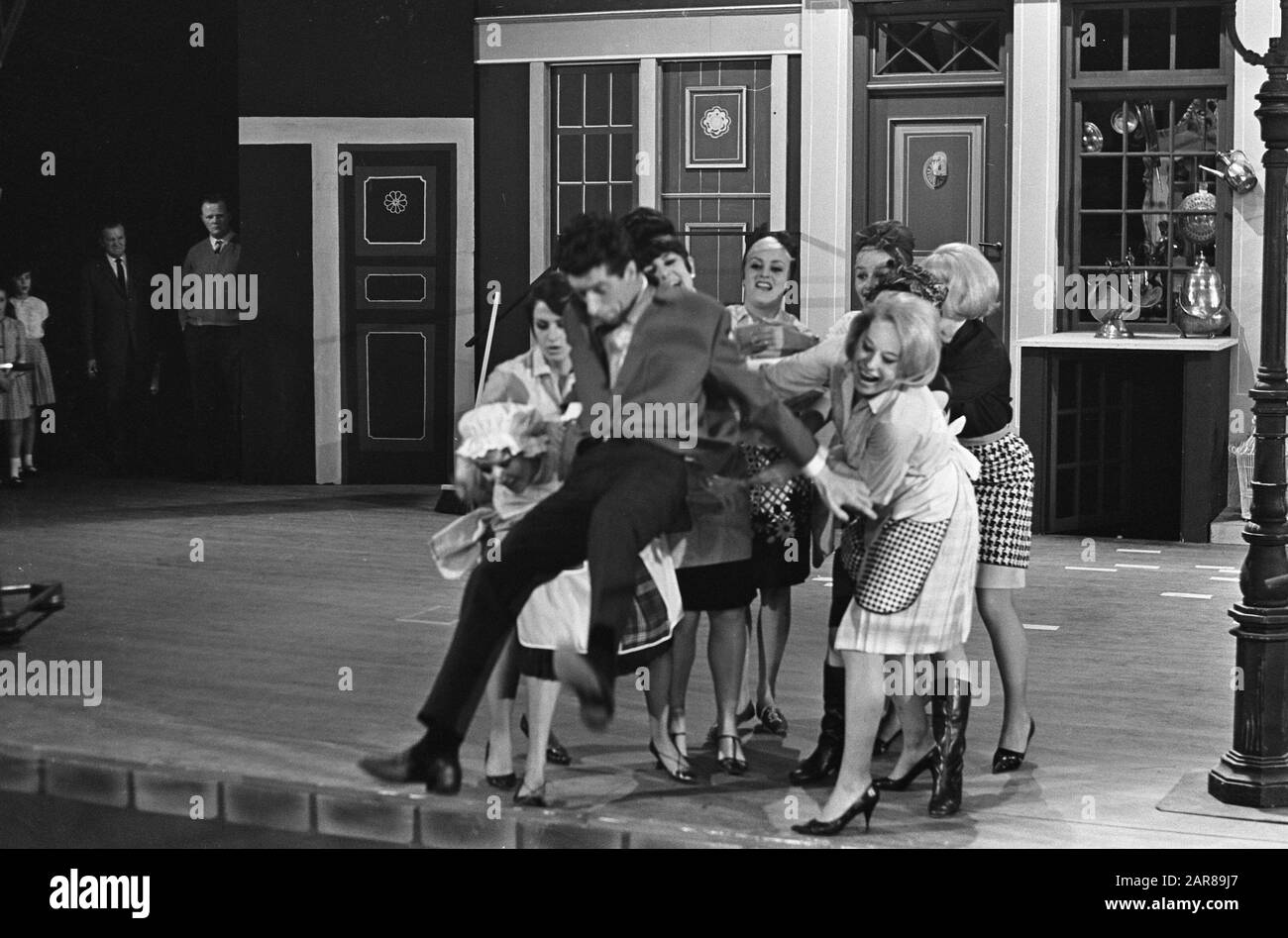 Rudi Carrell Show Datum: 12. März 1965 Schlagwörter: Künstler, Fernsehen, Fernsehsendungen persönlicher Name: Carrell, Rudi Stockfoto