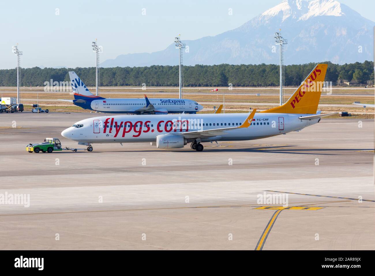 Antalya/TÜRKEI - 24. JANUAR 2020: Boing 737- 800 von Pegasus Airline auf Rückschlag in Antalya, Türkei. Stockfoto