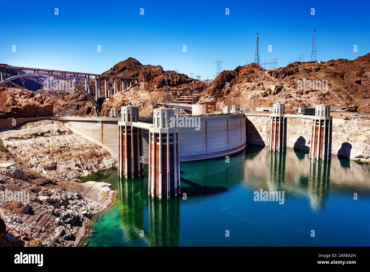 Hoover-Staudamm und Wasserfreisetzungstürme im Black Canyon des Colorado-Flusses an der Grenze zu Nevada Arizona Stockfoto