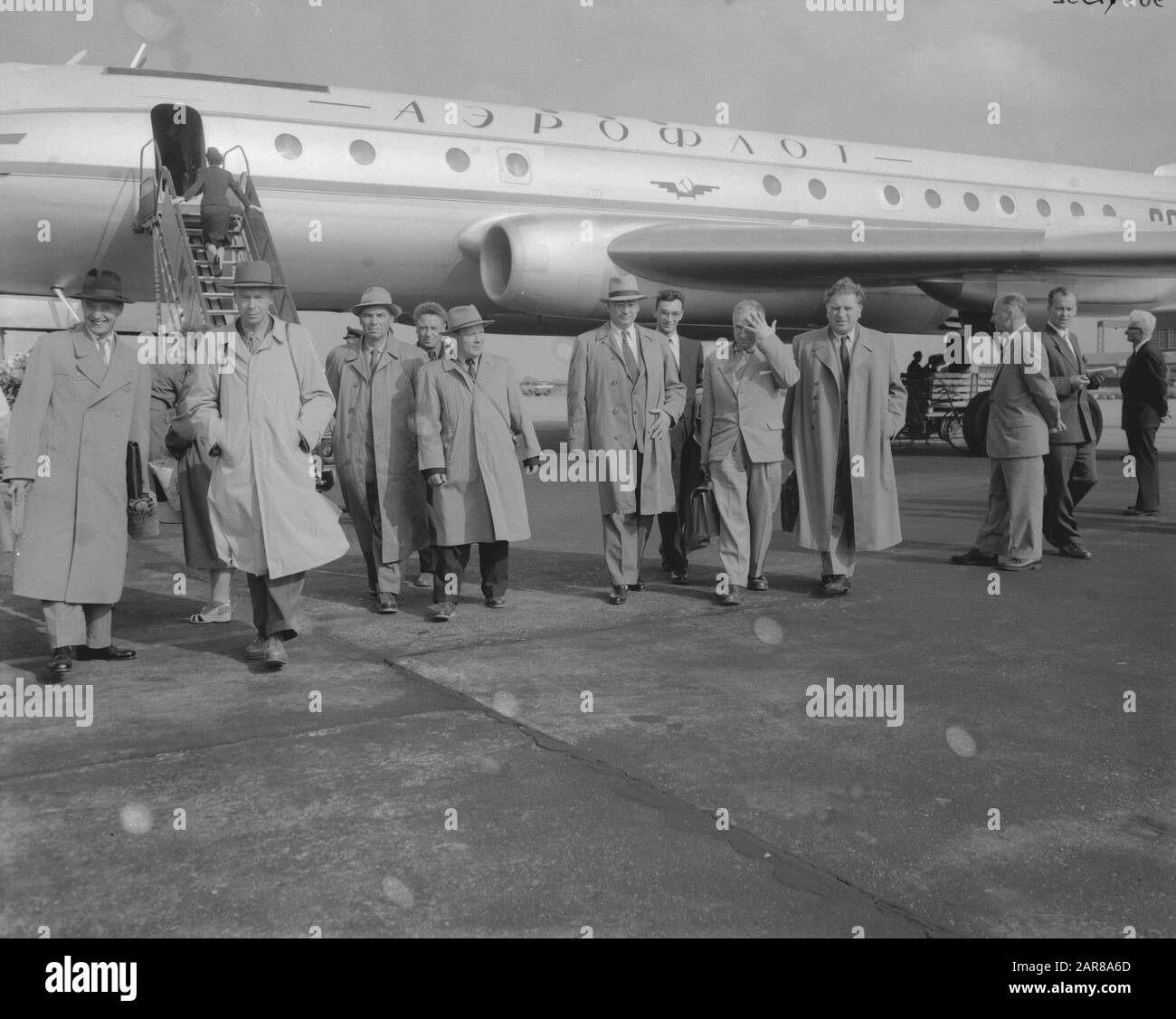 Russische Delegation für Den Weltraumkongress auf Schiphol Datum: 23. August 1958 Ort: Noord-Holland, Schiphol Schlüsselwörter: Weltraumkongresse, Delegation Stockfoto