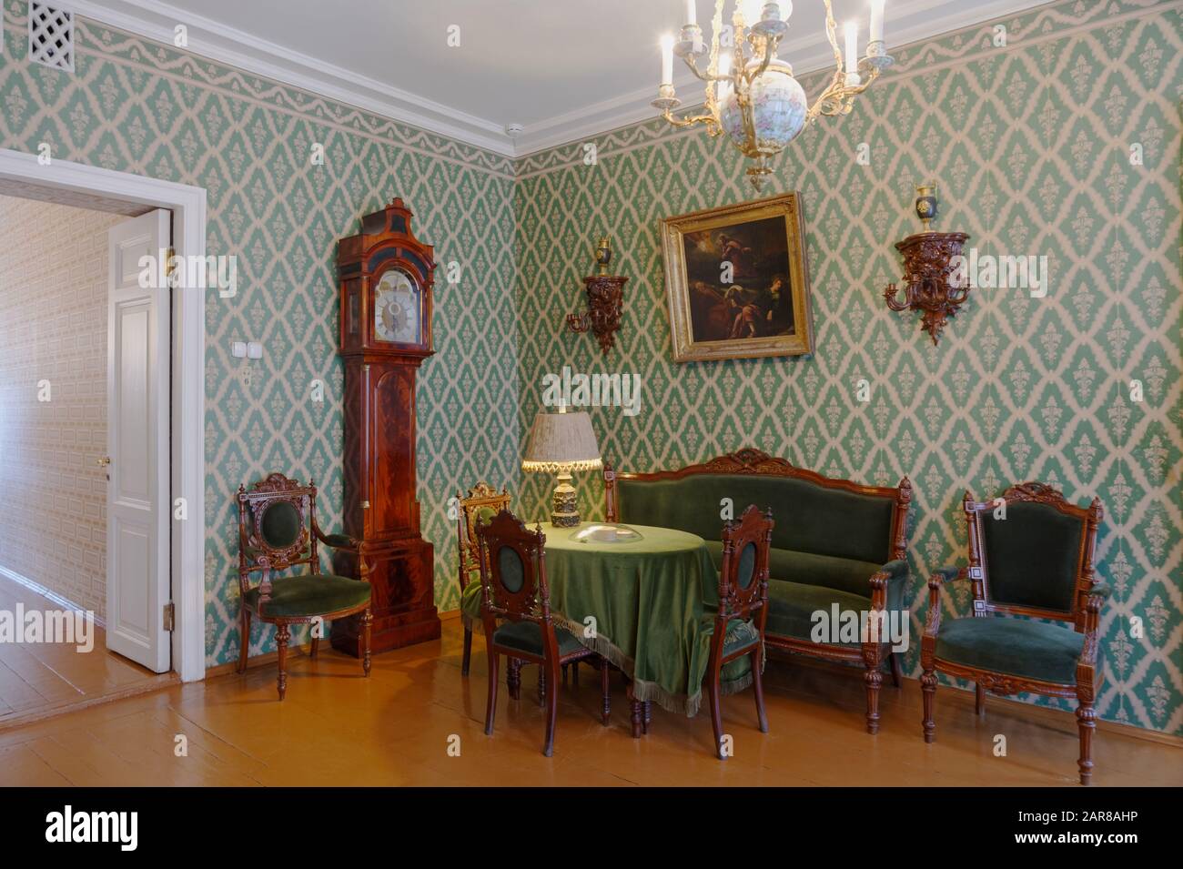 Sankt Petersburg, Russland - 19. Juni 2019: Inneneinrichtung des Wohnzimmers in der Gedenkwohnung des berühmten russischen Autors Fjodor Dostojewski. Er lebte von 1878 bis zu seinen Toten im Jahr 1881 in dieser Wohnung Stockfoto