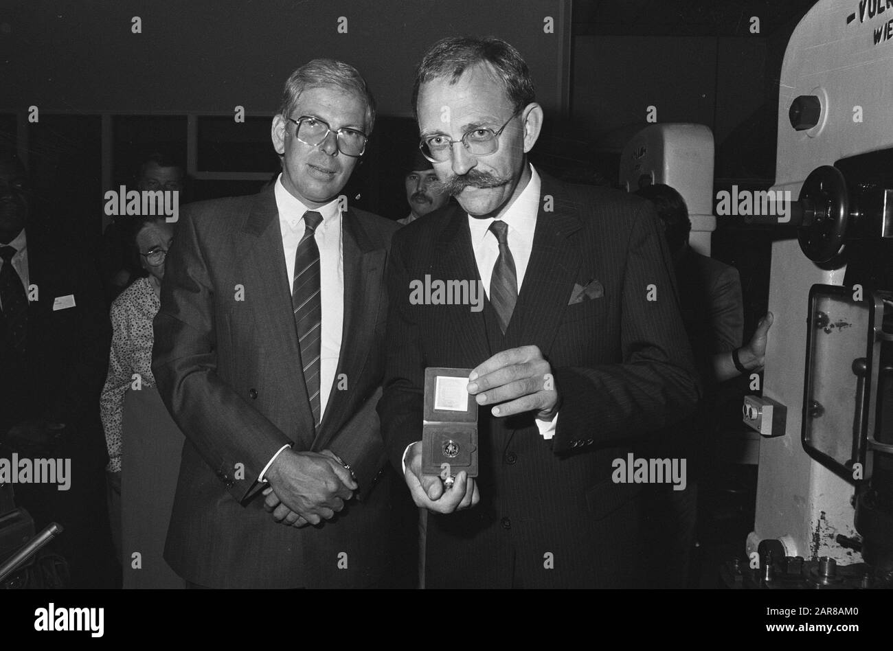 S Mint Master ir. J. de Jong (l) und Theasaurier-General des Finanzministeriums C. Maas mit dem ersten goldenen Jubiläumsdukaat 1986/Datum: 20. August 1986 Schlagwörter: Dukaten, Jubiläen Personenname: C. Maas Stockfoto
