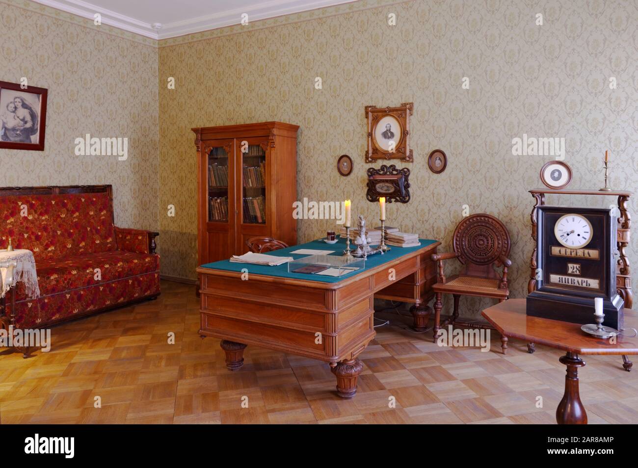 Sankt Petersburg, Russland - 19. Juni 2019: Inneneinrichtung des Büros in der Gedenkwohnung des berühmten russischen Autors Fjodor Dostojewski. In dieser Wohnung lebte er von 1878 bis zu seinen Toten im Jahr 1881 in diesem Amt Stockfoto
