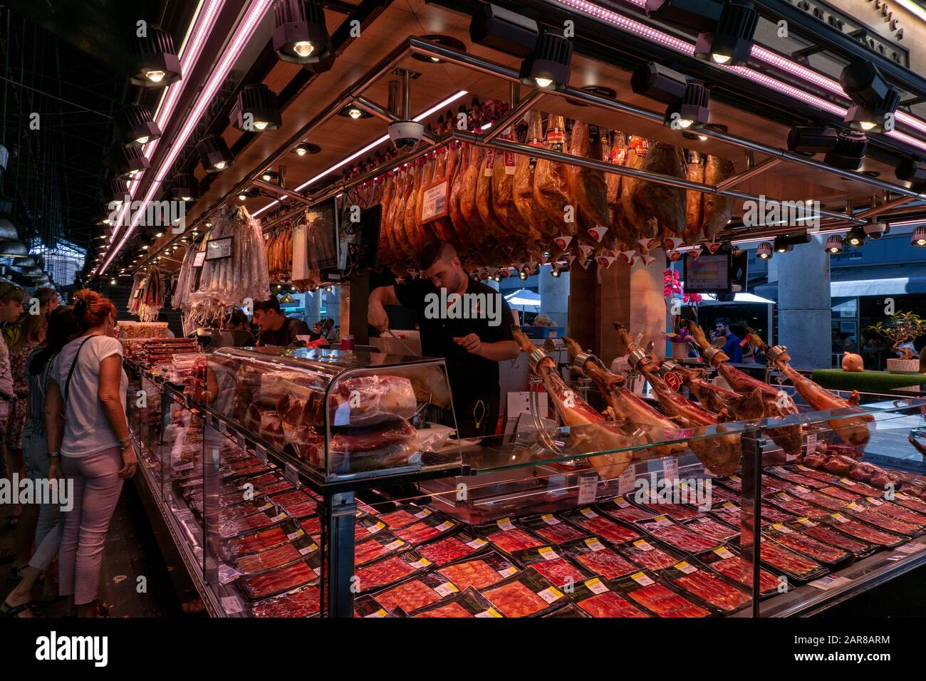 Marktstand mit spanischem Schinken und kaltem Fleisch auf dem Boqueria-Markt in Barcelona Stockfoto