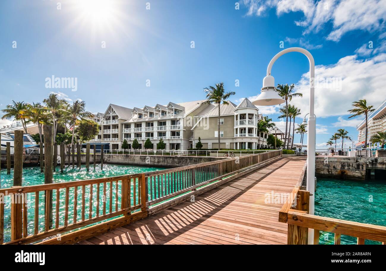 Holzbrücke am Kreuzfahrthafen und Jachthafen von Key West, Florida. Stockfoto