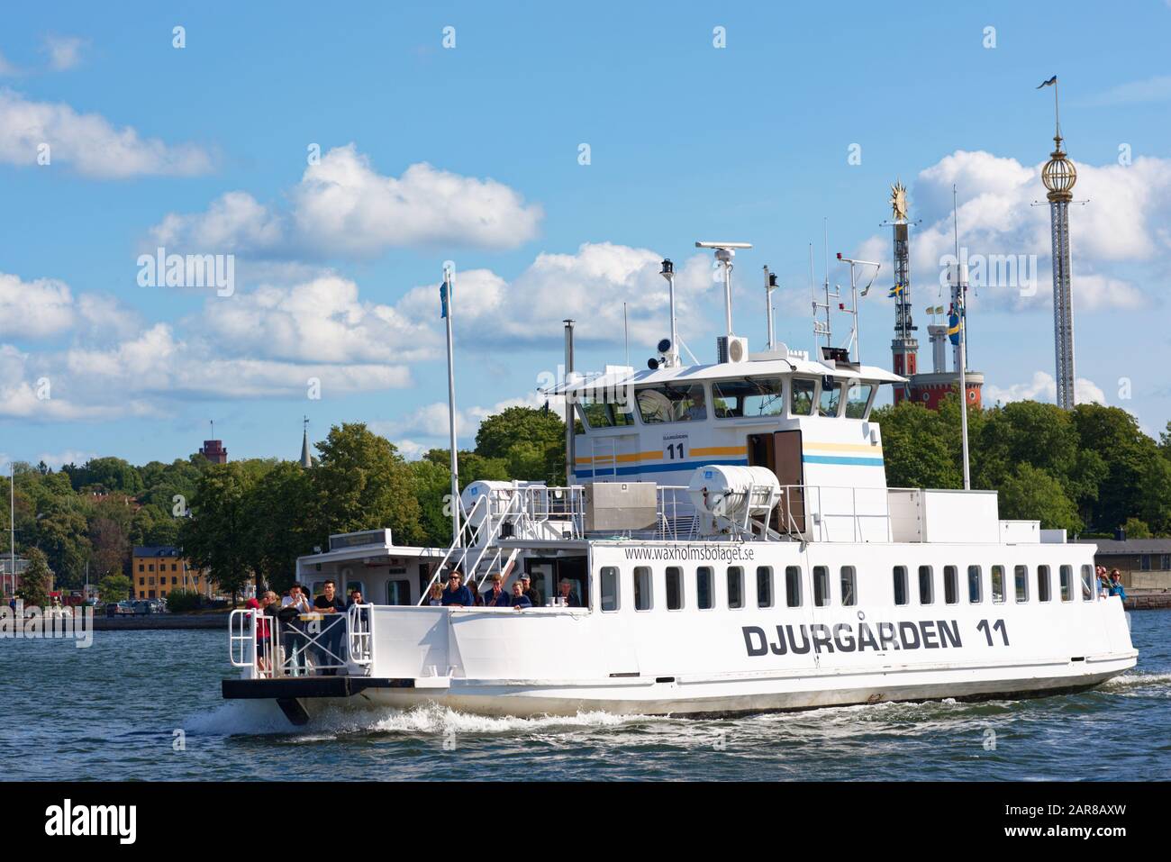 Stockholm, Schweden - 20. August 2017: Menschen auf dem Fährschiff wurden auf der Route 82 von Djurgarden nach Slussen gefahren. Alle Haltestellen dieser Fährverbindung befinden sich in der Nähe von Touristenattraktionen Stockfoto
