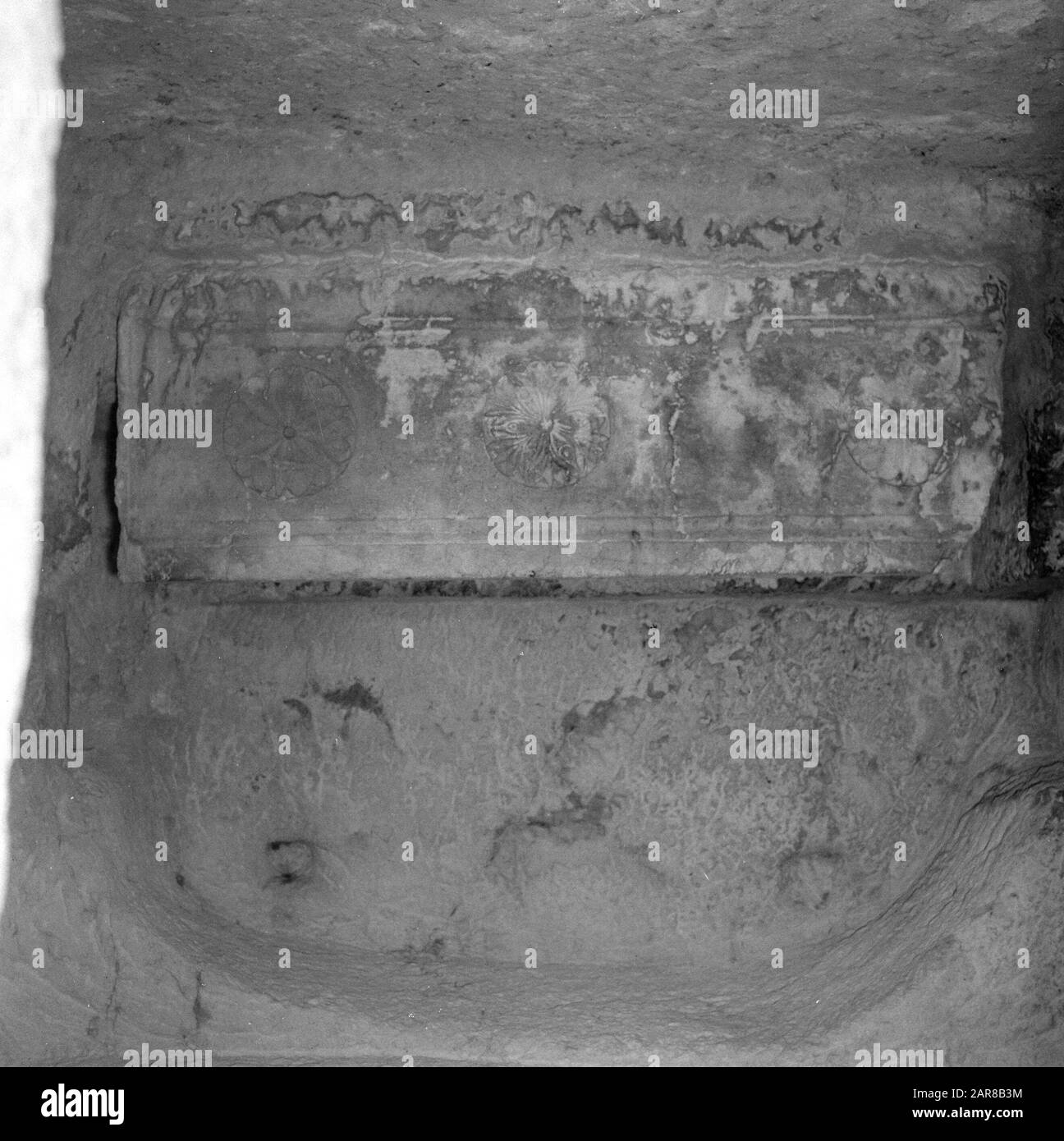 Israel 1964-1965: Jerusalem (Jerusalem), Sanhedrin (jüdischer Hof) Sarkophag mit Aufschriften von Symbolen der Blumen im unterirdischen Raum in einer Grabung des Sanhedrin (jüdischer Hof) Anmerkung: Der Sanhedrin, der jüdische Hof, funktionierte vom vierten Jahrhundert v. Chr. bis zum fünften Jahrhundert nach Christus. Für den Sanhedrin wurde ein Gebäude mit einer Fläche von 2000 Quadratmetern und 25 Zimmern errichtet. Es wird auch angenommen, dass es sich bei dem Gebäude um einen Palast von Herodes Antipas handelte, Sohn des Herodes des großen Datums: 1964 Ort: Israel, Jerusalem Schlüsselwörter: Särge, Gräber, Aufschriften, unterirdisch, Raum, Symbole Stockfoto