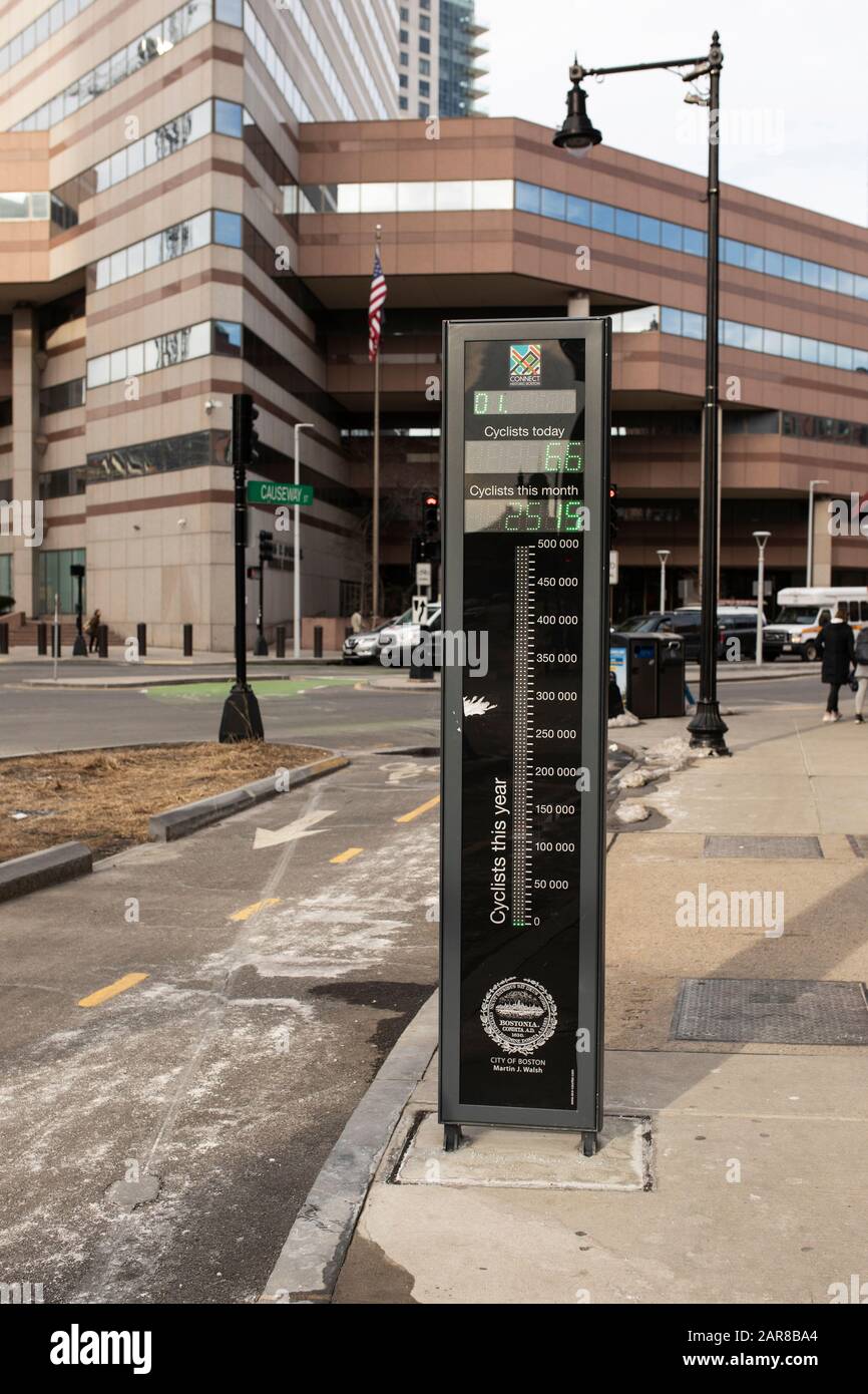 Ein digitaler Schalter zeigt an, wie viele Fahrräder täglich, Monat und Jahr in der Nähe der Causeway Street im Stadtzentrum von Boston, Massachusetts vorbeifahren. Stockfoto