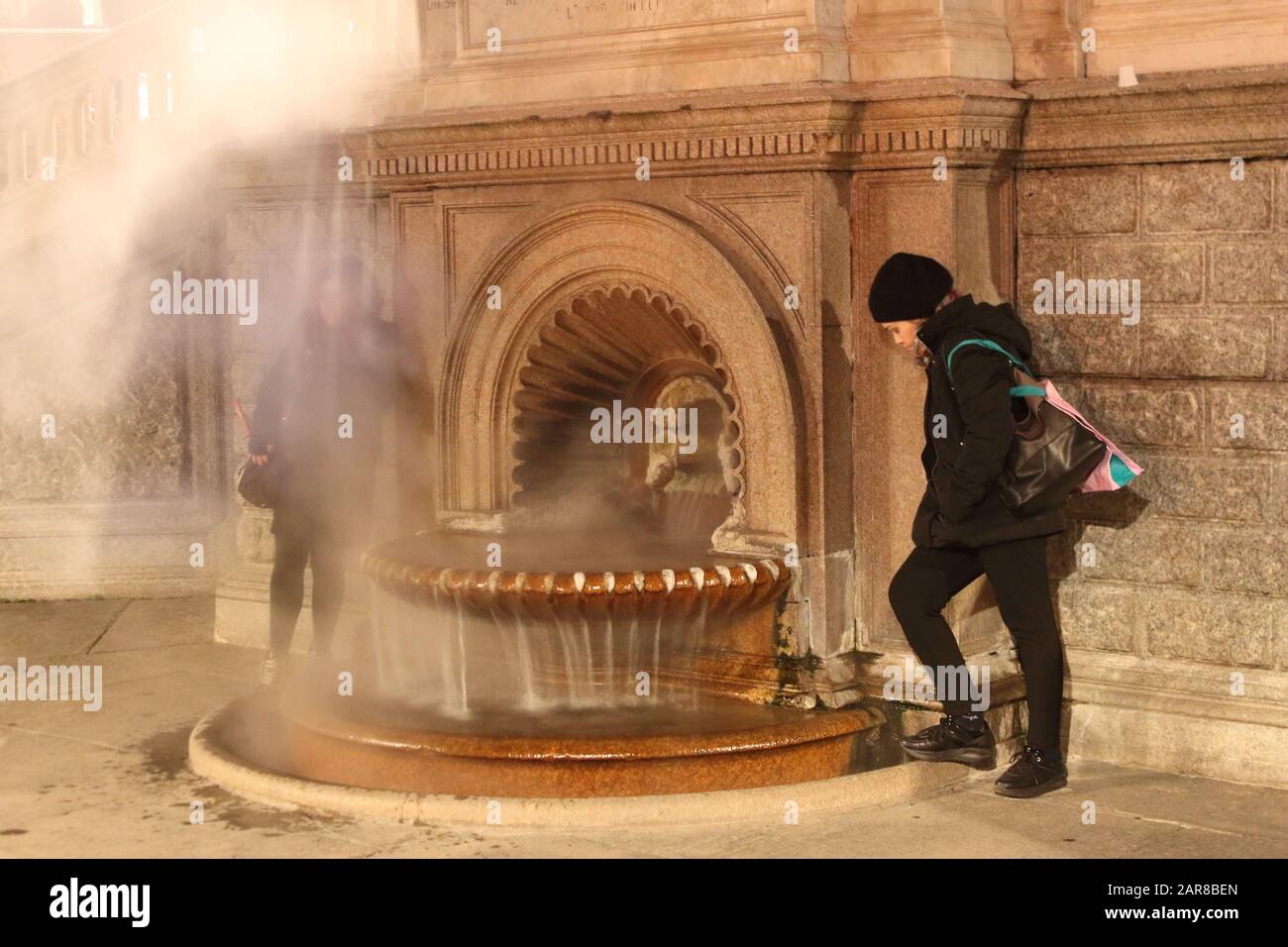 Acqui Terme, romanischer Zentralplatz mit Thermalwasserbrunnen Stockfoto