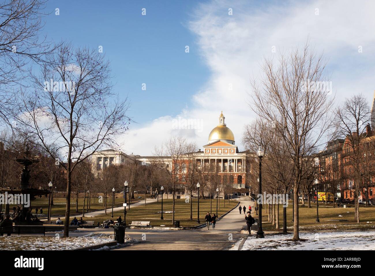 Blick über Boston Common auf das Massachusetts State Capitol von der Tremont Street an einem sonnigen Wintertag in Boston, MA, USA. Stockfoto