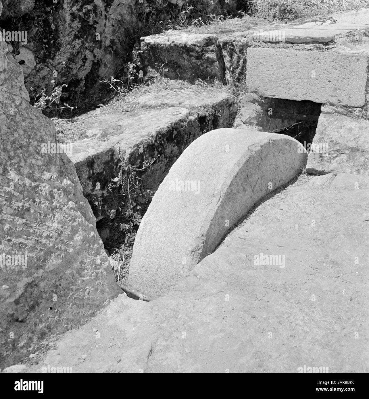 Israel 1964-1965: Jerusalem (Jerusalem), Familiengrabstein Herodus Scheibenform am Familiengrabmal von Herodus Anmerkung: Naturhöhlen wurden als Familiengräber verwendet Datum: 1964 Ort: Israel, Jerusalem Stichwörter: Gräber, Rollsteine Stockfoto