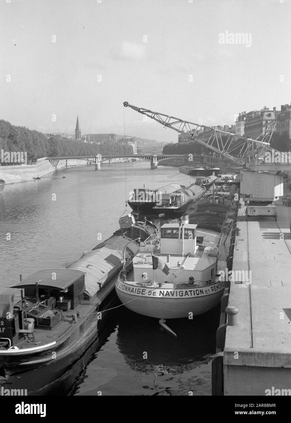 Reise nach Frankreich Schiffe auf der Saone und ein Kran auf dem Quai d'Occident Datum: September 1935 Ort: Frankreich, Lyon Schlüsselwörter: Brücken, Kräne, Kais, Be- und Entladen, Flüsse, Schiffe Stockfoto