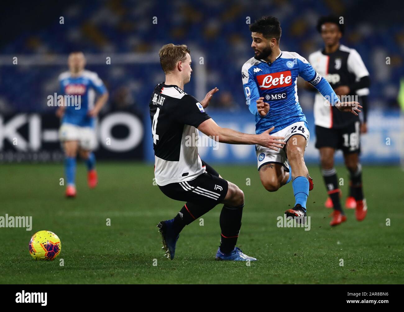 Januar 2020; Stadio San Paolo, Neapel, Kampanien, Italien; Serie-A-Fußball, Neapel gegen Juventus; Lorenzo Insige von Napoli fordert Matthius De Light von Juventus Stockfoto