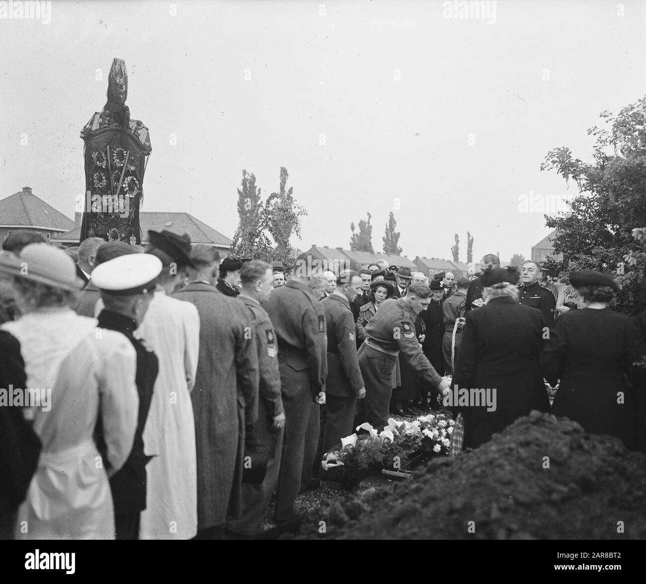 Leerdam. Beerdigung Tamboer-Major Marvo Mariniers streut Blumen auf der Brust Datum: 21. Juni 1948 Ort: Leerdam Schlüsselwörter: Blumen, Beerdigung, Mariniers, Sarg, Stroh-Institution Name: Marvo Stockfoto