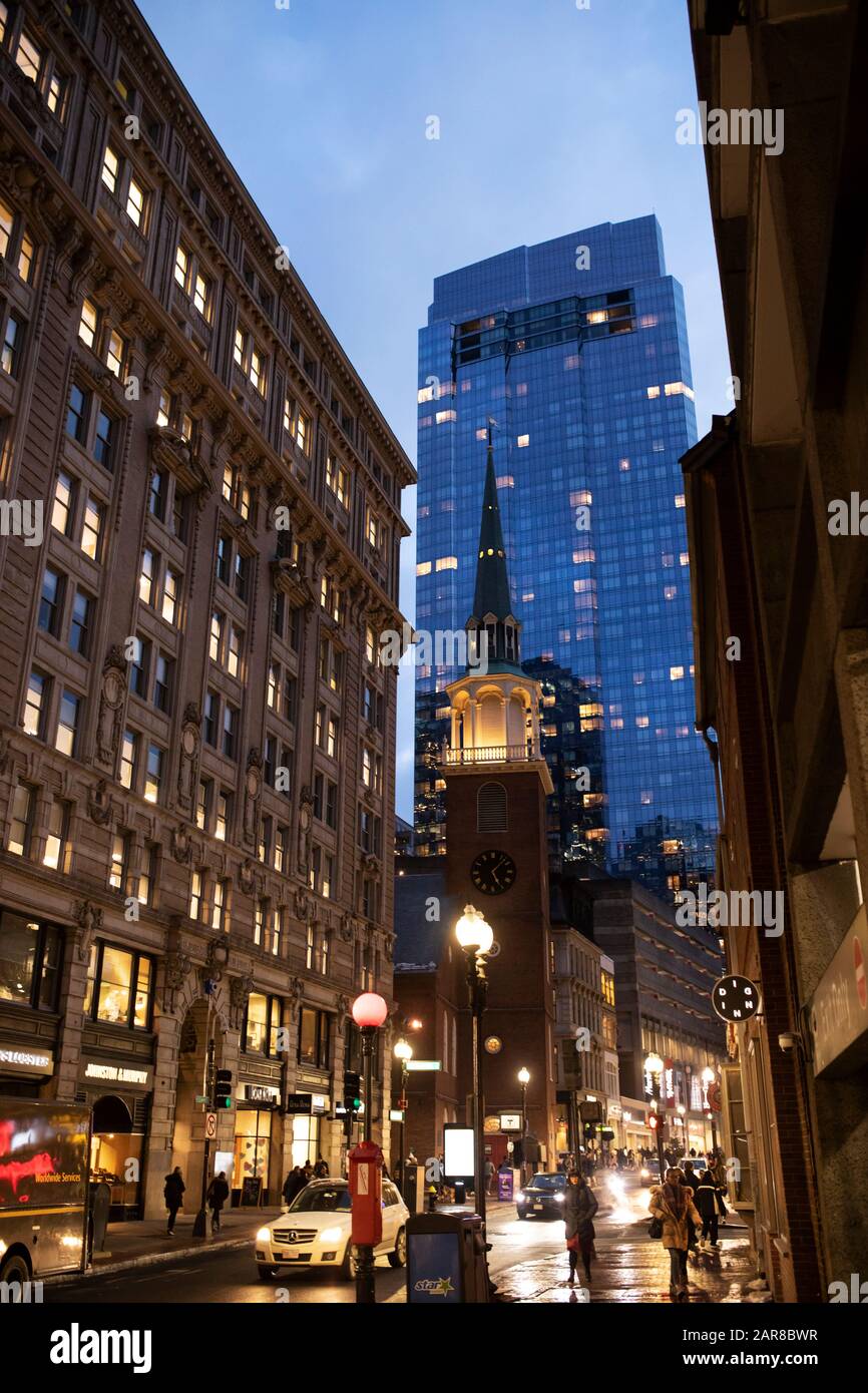 Abend im Old South Meeting House in der Washington Street im Stadtzentrum von Boston, Massachusetts, USA. Der Millennium Tower steht im Hintergrund. Stockfoto