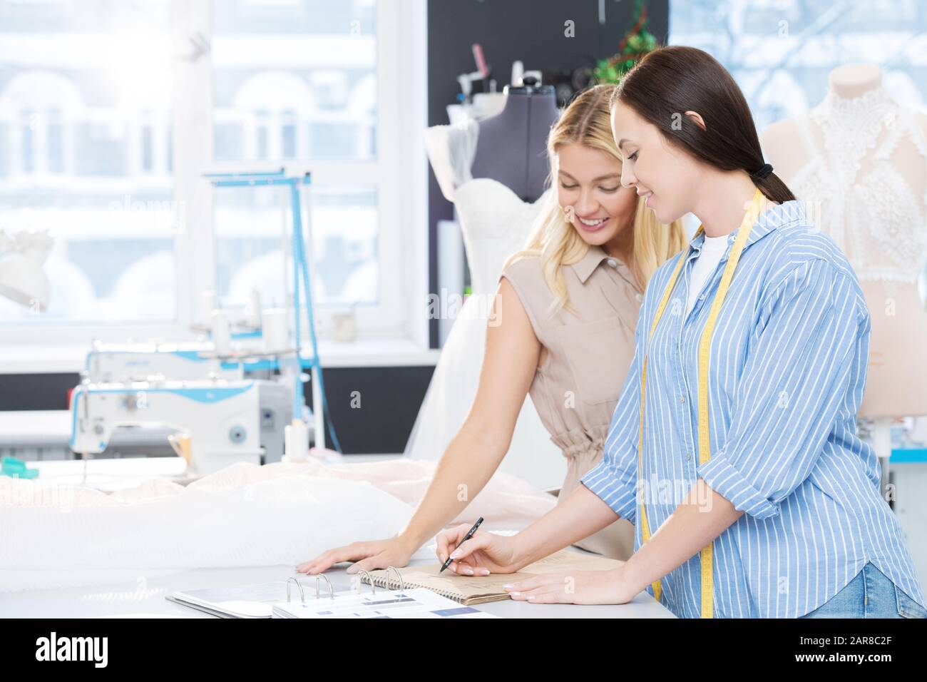 Erstellen von Hochzeitsknown mit Designer Stockfoto