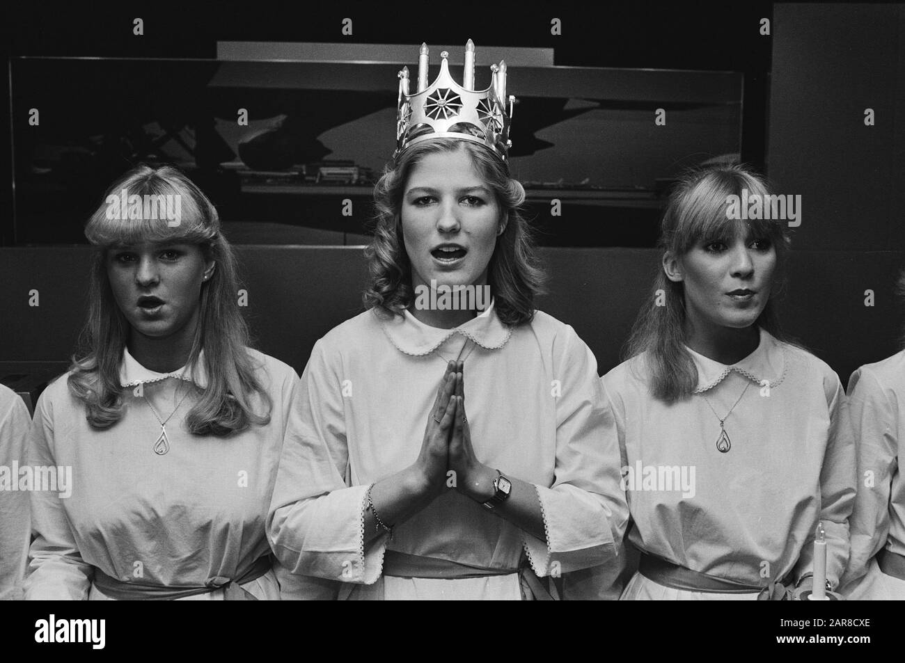 Die Schwedin Lucia kommt mit ihrer Retinue Sint-Lucia nach Schiphol, die mit einer Krone und Mitgliedern ihrer Retinue verziert ist Datum: 13. Dezember 1982 Ort: Noord-Holland, Schiphol Schlüsselwörter: Ankunft, Heilige, religiöse Feiertage persönlicher Name: Lucia Stockfoto
