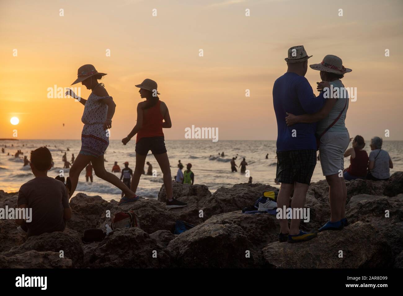 In Bocagrande, Cartagena, befinden sich die meisten touristischen Einrichtungen der Stadt. Neujahrwochenende zieht viele Besucher an. Diese Leute, die den Sonnenuntergang beobachten. Stockfoto