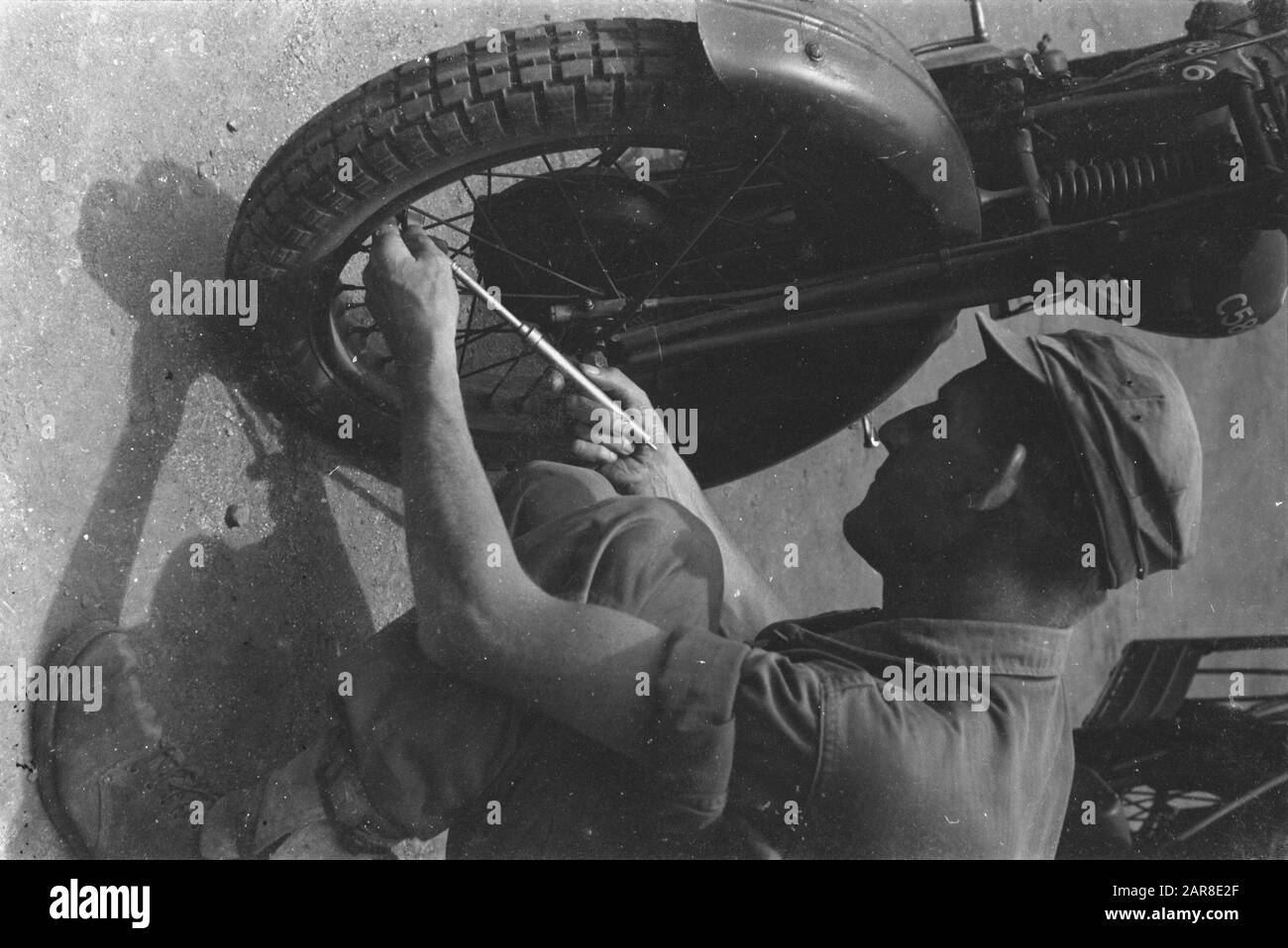 Schule Training Fahrer und Motorradfahrer (S.O.B.M.) bei Bandoeng Soldier Maintenance Motorrad Datum: April 1947 Ort: Bandung, Indonesien, Niederländisch-Ostindien Stockfoto