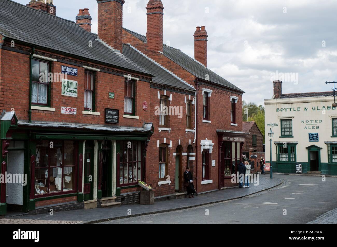 Eine originelle High Street, die im Black Country Living Museum, Dudley, West Midlands, England nachgebaut wurde Stockfoto