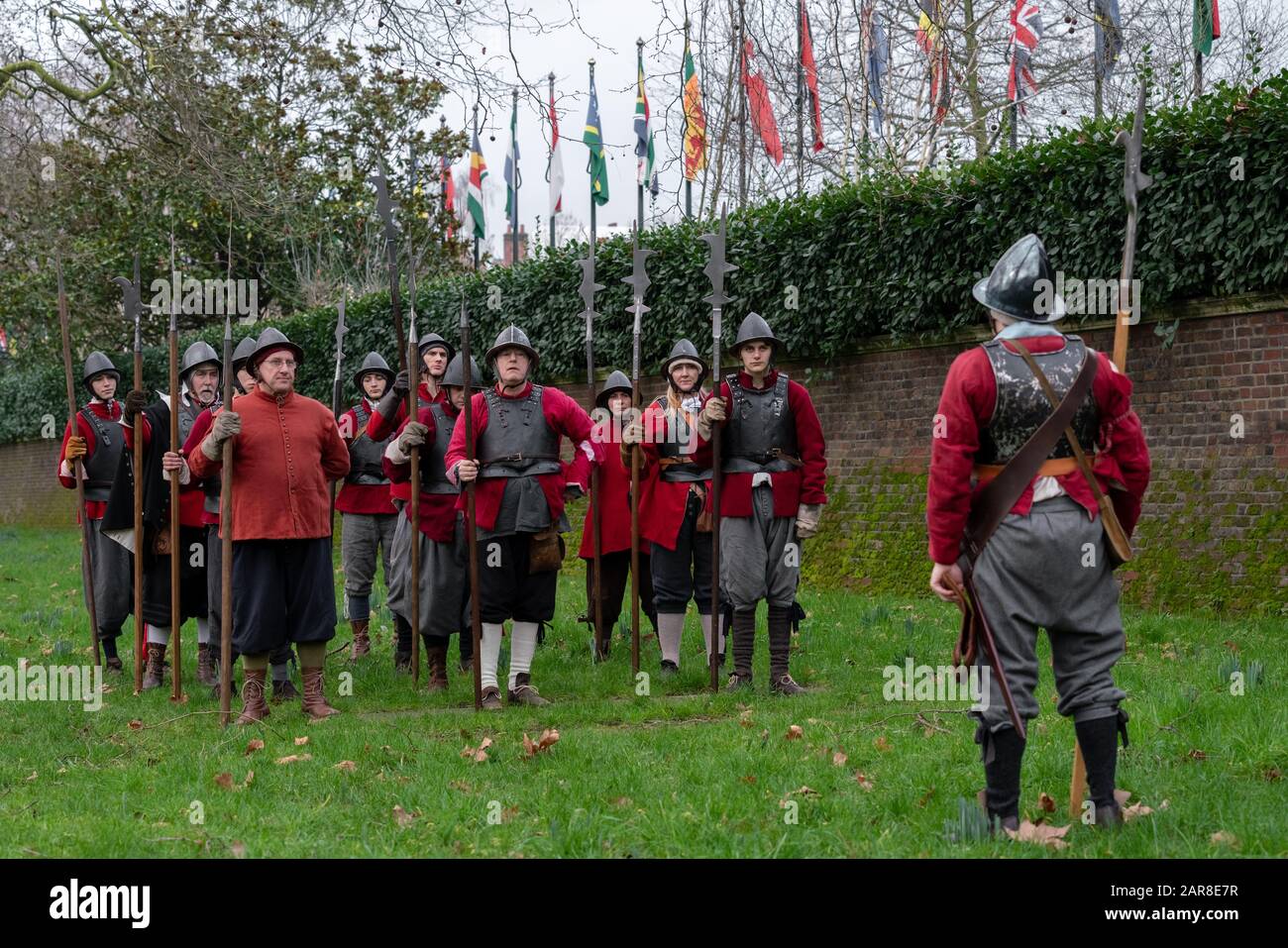 Jährliche Neuerstellung der King Charles I Execution Parade durch die English Civil war Society (ECWS) in London, Großbritannien. Stockfoto