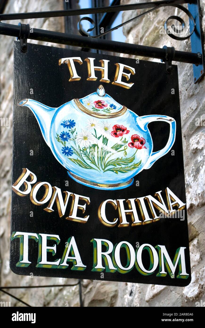Hängendes Schild außerhalb des Bone China Tea Room in Hay-on-Wye, Powys, einer Stadt an den walisischen Grenzen, die weithin für ihre Konzentration von Buchhändlern bekannt ist Stockfoto