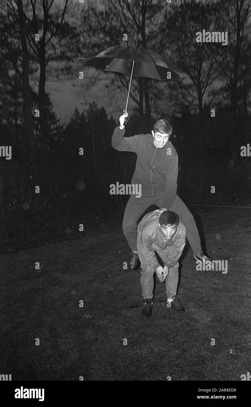 Sparta in der KNVB-Mitte in Zeist Sparta die Spieler Hans Eykenbroek und Theo Lazeroms folgen dem Training unter einem Dach Datum: 15. November 1966 Ort: Utrechter (Provinz), Zeist Schlüsselwörter: Regenschirme, Sport, Sportanlagen, Fußball, Fußballer persönlicher Name: Eykenbroek, Hans, Lazeroms, Theo Institutionname: Sparta Stockfoto